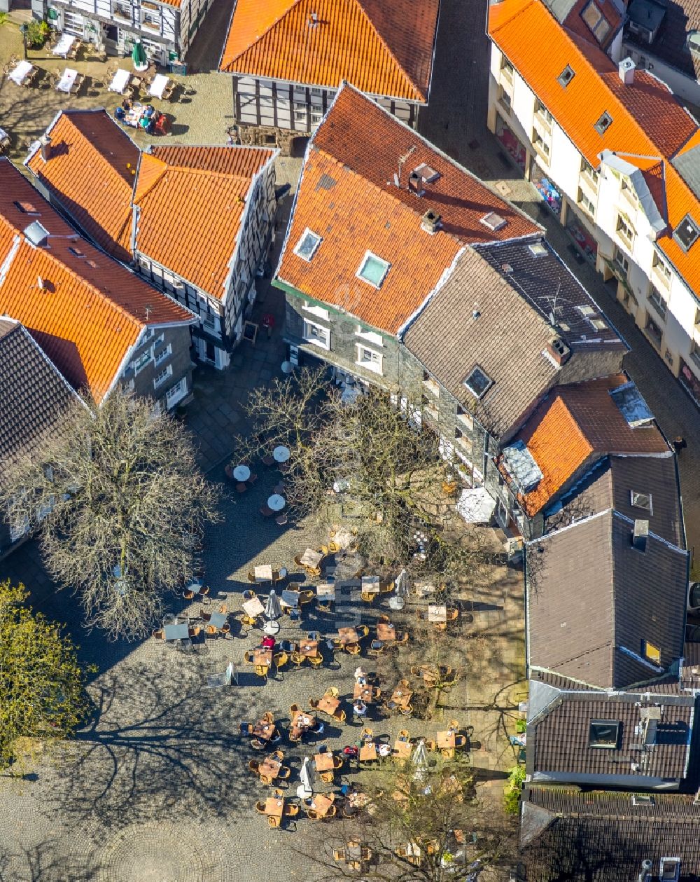 Luftbild Hattingen - Tische und Sitzbänke der Freiluft- Gaststätten am Kirchplatz in Hattingen im Bundesland Nordrhein-Westfalen