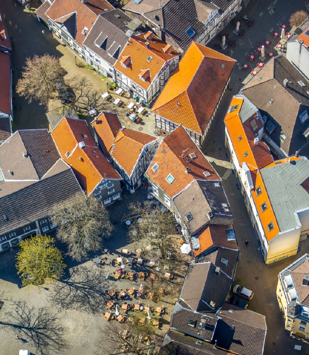 Luftaufnahme Hattingen - Tische und Sitzbänke der Freiluft- Gaststätten am Kirchplatz in Hattingen im Bundesland Nordrhein-Westfalen