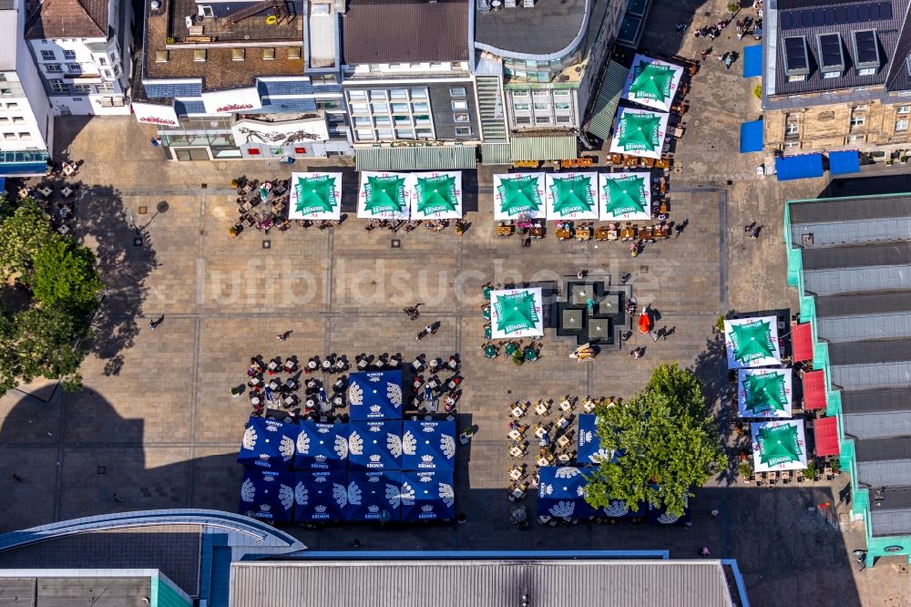 Dortmund von oben - Tische und Sitzbänke der Freiluft- Gaststätten auf dem Markt in Dortmund im Bundesland Nordrhein-Westfalen, Deutschland