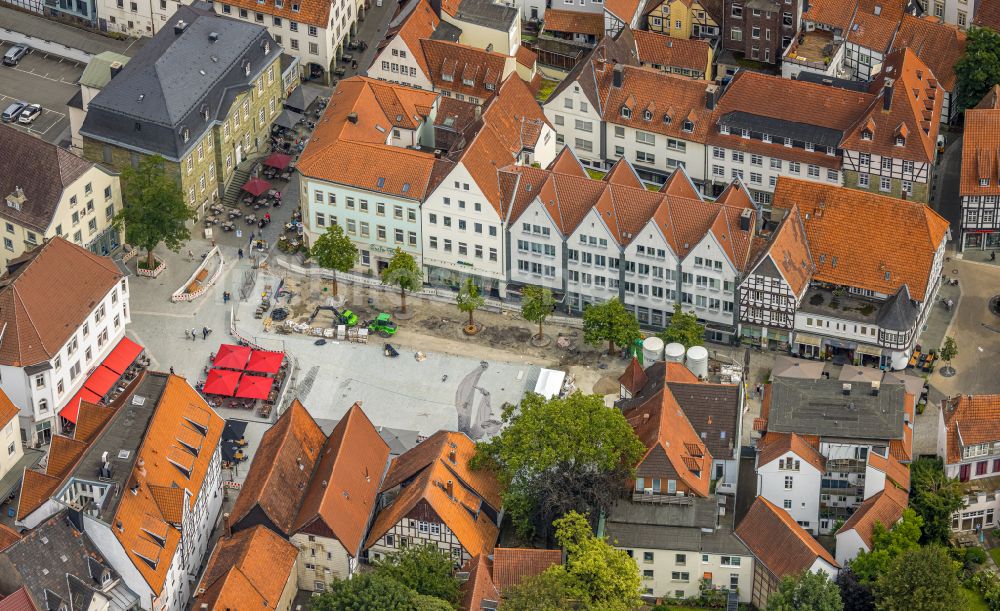 Soest aus der Vogelperspektive: Tische und Sitzbänke der Freiluft- Gaststätten am Markt in Soest im Bundesland Nordrhein-Westfalen, Deutschland