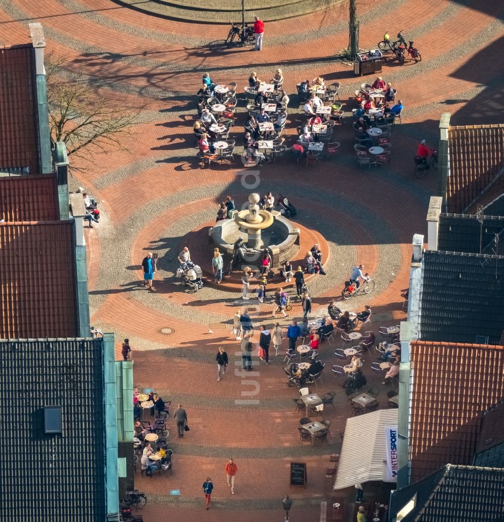 Luftaufnahme Haltern am See - Tische und Sitzbänke der Freiluft- Gaststätten am Marktbrunnen in Haltern am See im Bundesland Nordrhein-Westfalen