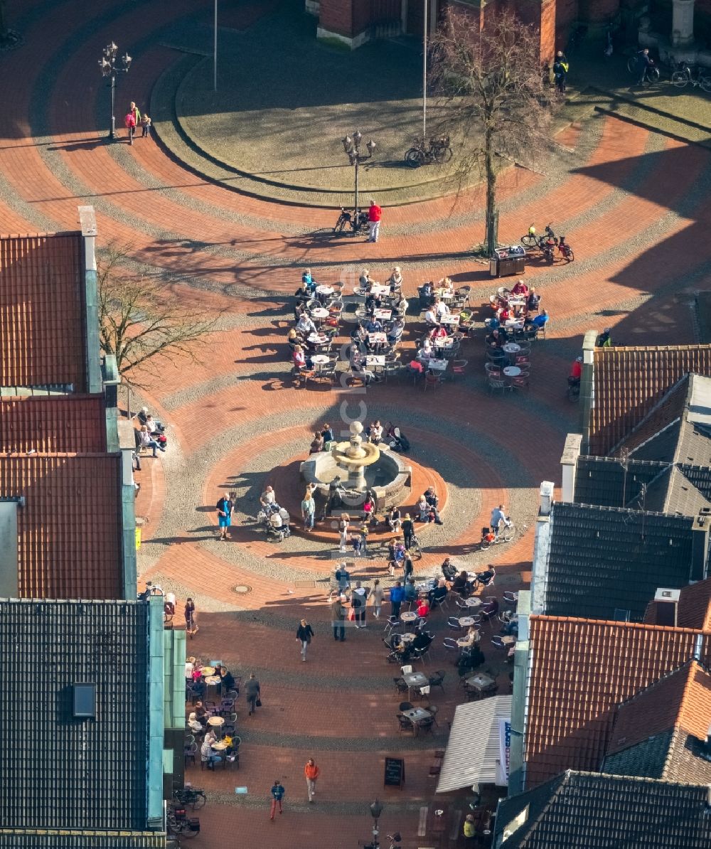 Haltern am See von oben - Tische und Sitzbänke der Freiluft- Gaststätten am Marktbrunnen in Haltern am See im Bundesland Nordrhein-Westfalen