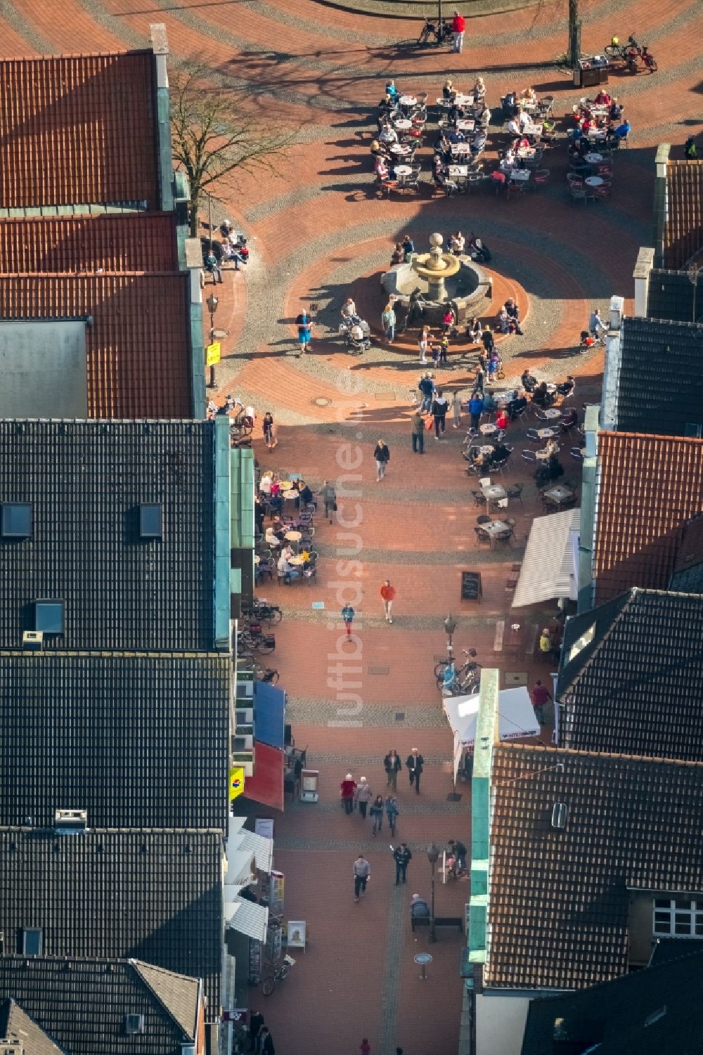 Haltern am See aus der Vogelperspektive: Tische und Sitzbänke der Freiluft- Gaststätten am Marktbrunnen in Haltern am See im Bundesland Nordrhein-Westfalen