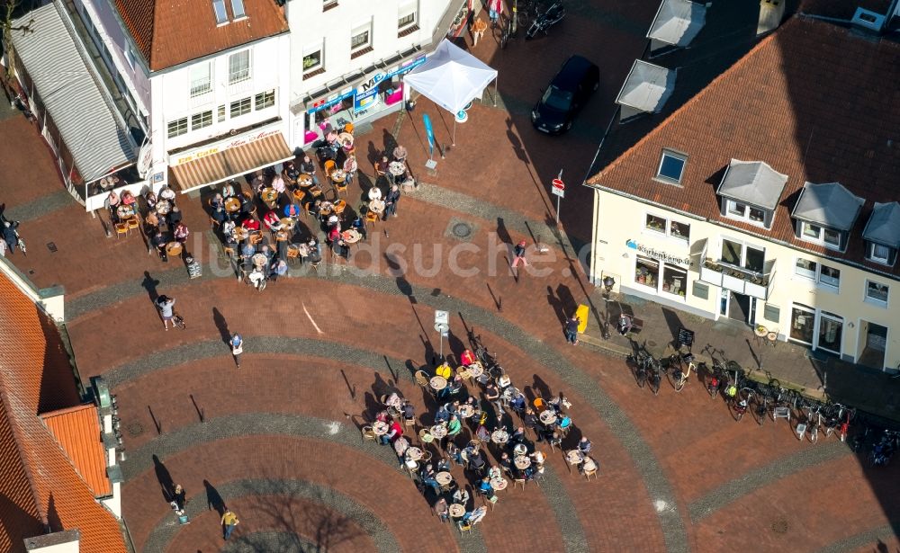 Luftaufnahme Haltern am See - Tische und Sitzbänke der Freiluft- Gaststätten am Marktbrunnen in Haltern am See im Bundesland Nordrhein-Westfalen