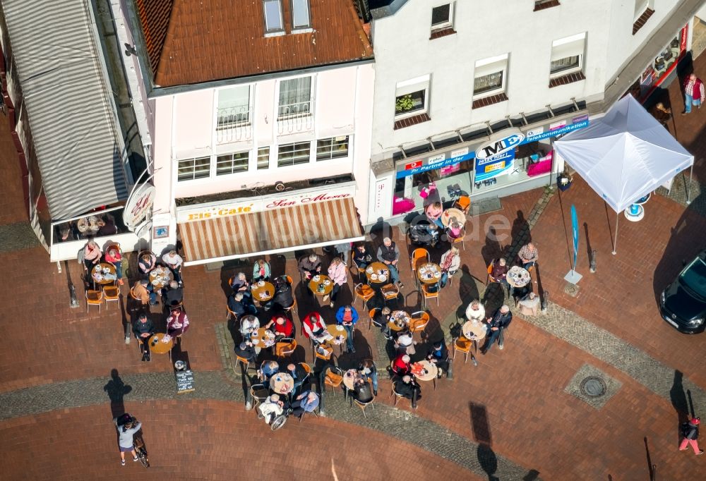 Haltern am See von oben - Tische und Sitzbänke der Freiluft- Gaststätten am Marktbrunnen in Haltern am See im Bundesland Nordrhein-Westfalen