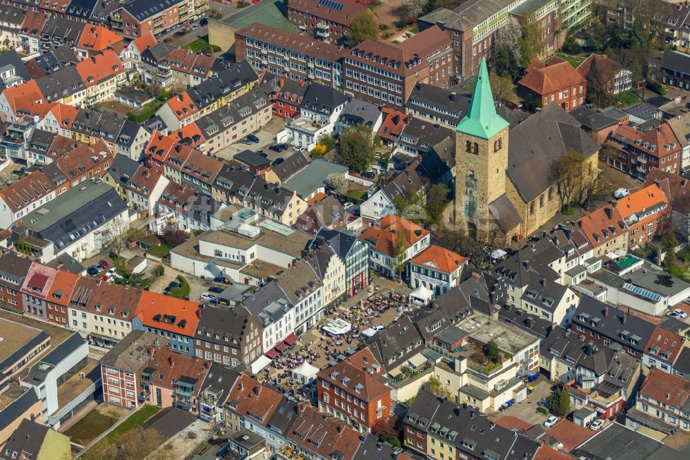 Luftbild Dorsten - Tische und Sitzbänke der Freiluft- Gaststätten auf dem Marktplatz in Dorsten im Bundesland Nordrhein-Westfalen, Deutschland