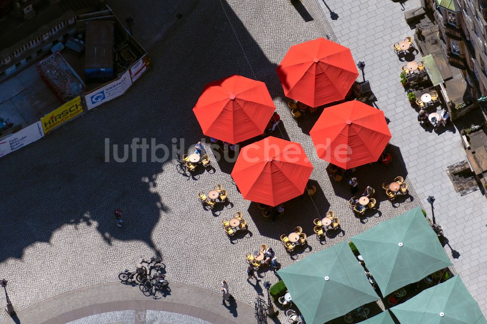 Luftbild Bremen - Tische und Sitzbänke der Freiluft- Gaststätten im Ortsteil Altstadt in Bremen, Deutschland