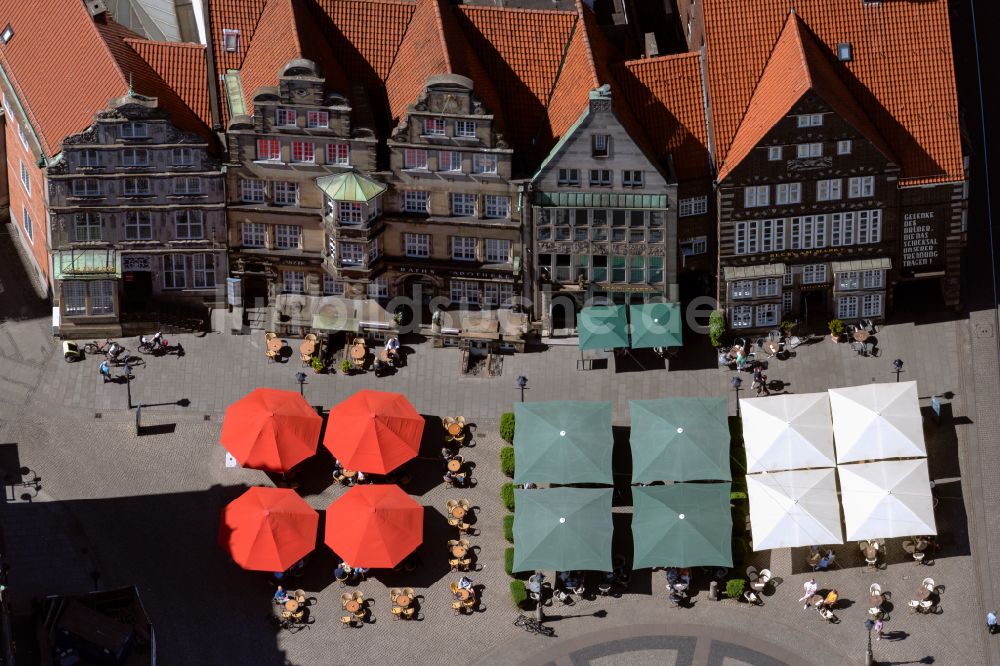 Bremen von oben - Tische und Sitzbänke der Freiluft- Gaststätten im Ortsteil Altstadt in Bremen, Deutschland