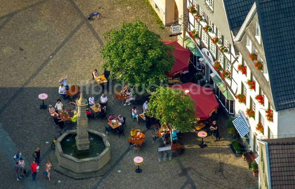 Arnsberg von oben - Tische und Sitzbänke der Freiluft- Gaststätten Ratskeller Arnsberg in Arnsberg im Bundesland Nordrhein-Westfalen