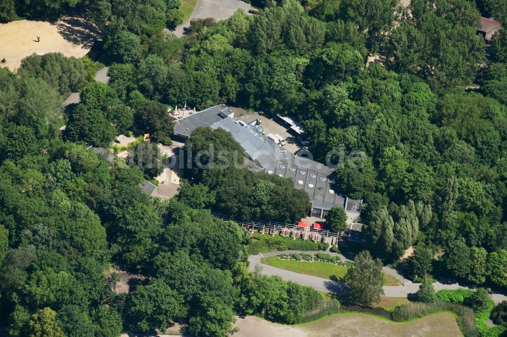 Berlin aus der Vogelperspektive: Tische und Sitzbänke der Freiluft- Gaststätten Restaurant Patagona im Tierpark im Ortsteil Friedrichsfelde in Berlin, Deutschland