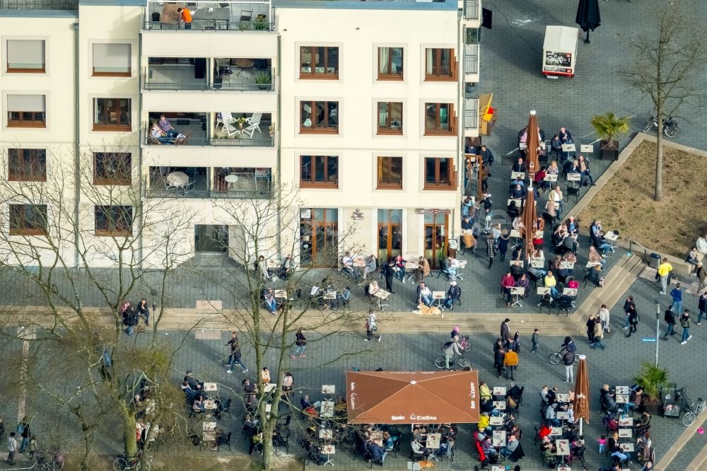 Mülheim an der Ruhr von oben - Tische und Sitzbänke der Freiluft- Gaststätten an der Ruhrpromenaden in Mülheim an der Ruhr im Bundesland Nordrhein-Westfalen