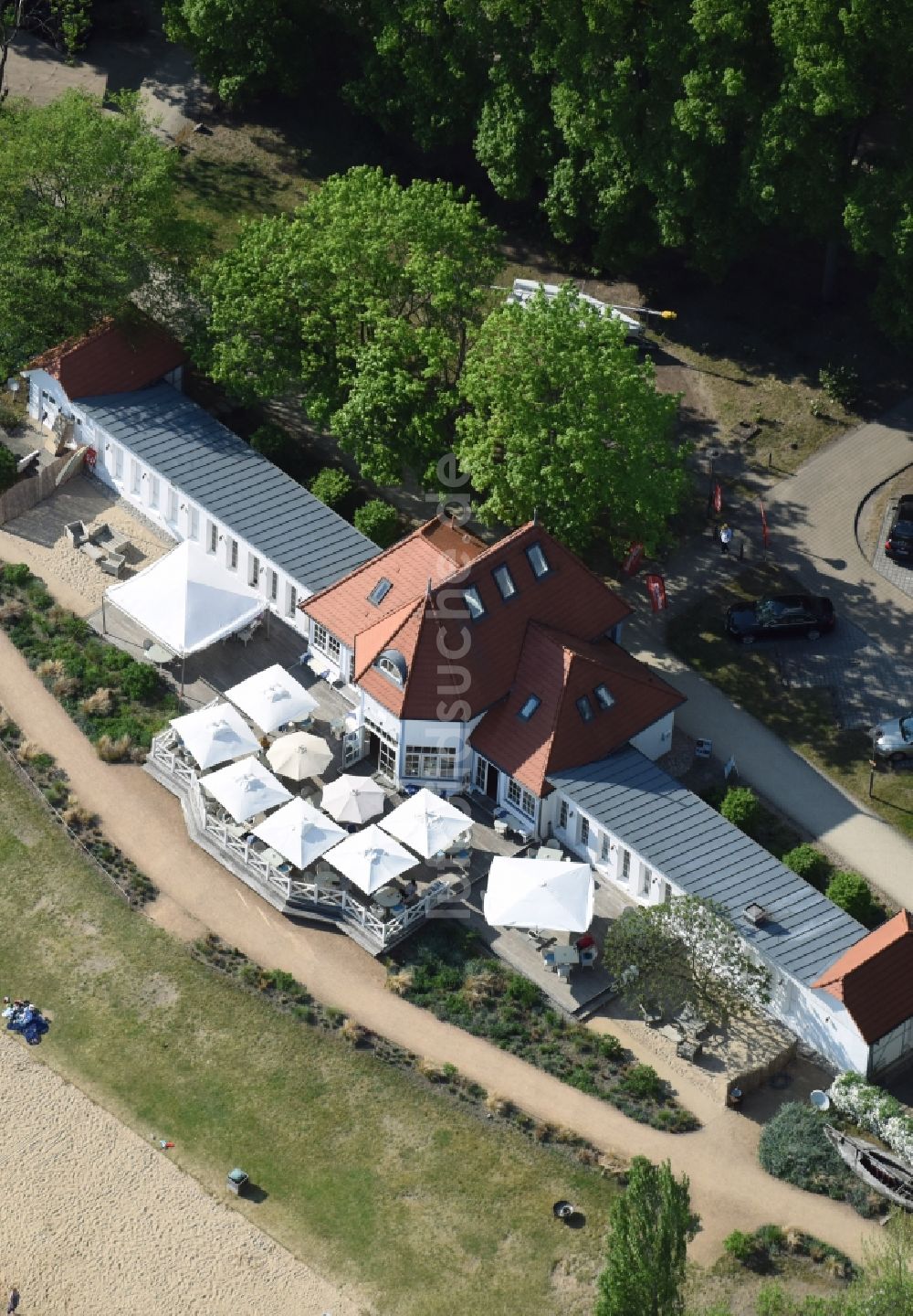 Luftbild Bad Saarow - Tische und Sitzbänke der Freiluft- Gaststätten SeeBad Bad Saarow an der Seestraße in Bad Saarow im Bundesland Brandenburg