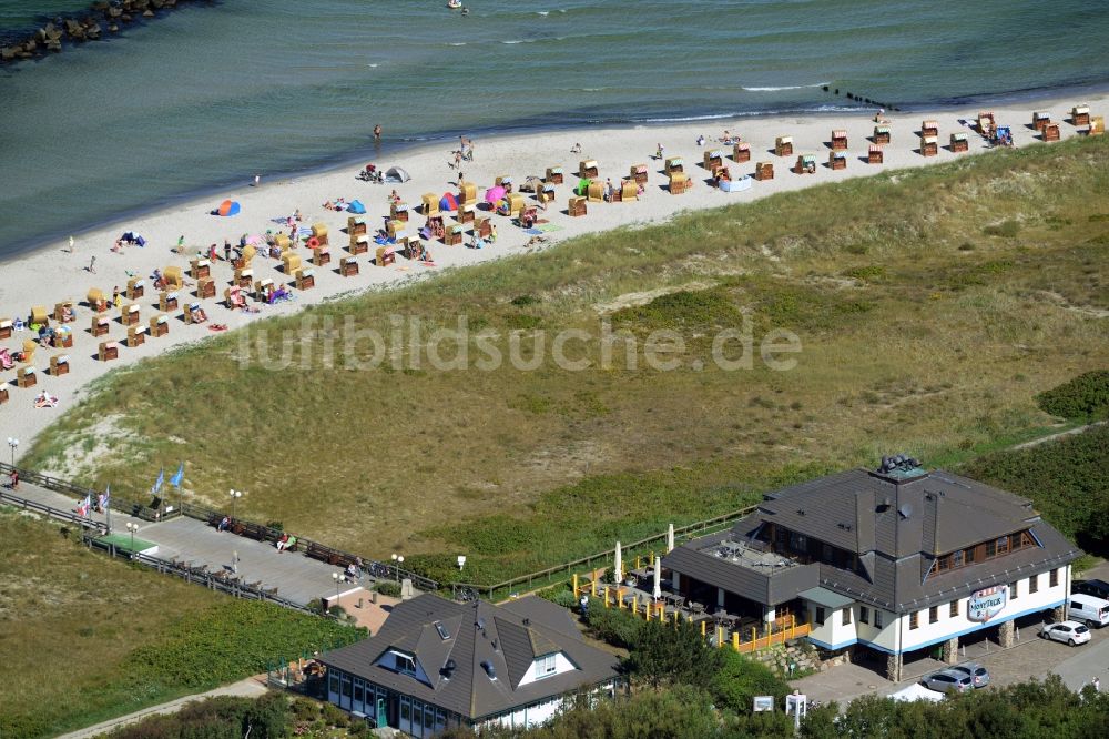 Wustrow von oben - Tische und Sitzbänke der Freiluft- Gaststätten am Strand der Ostsee in Wustrow im Bundesland Mecklenburg-Vorpommern