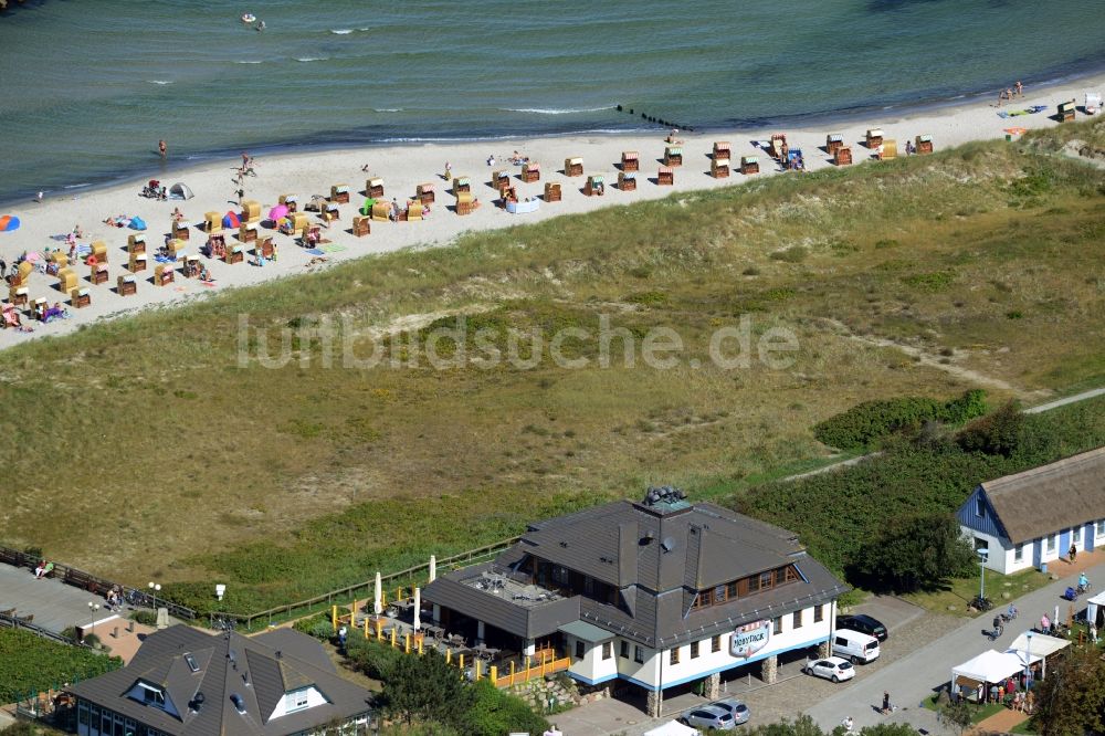 Wustrow aus der Vogelperspektive: Tische und Sitzbänke der Freiluft- Gaststätten am Strand der Ostsee in Wustrow im Bundesland Mecklenburg-Vorpommern