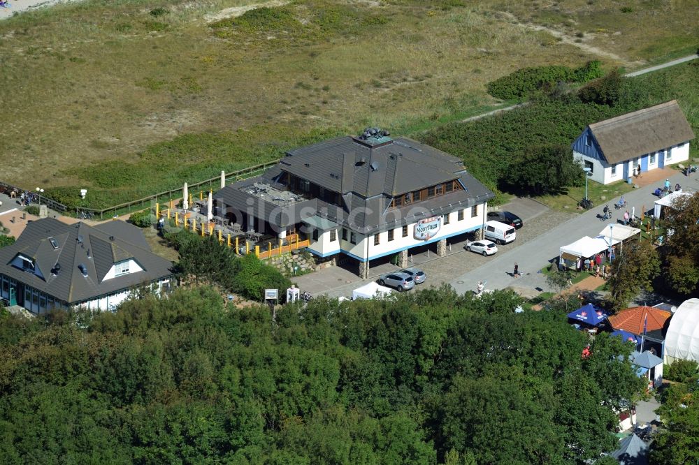 Luftbild Wustrow - Tische und Sitzbänke der Freiluft- Gaststätten am Strand der Ostsee in Wustrow im Bundesland Mecklenburg-Vorpommern