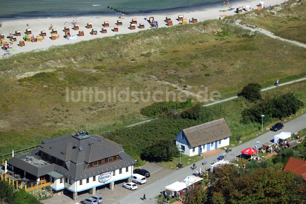 Luftaufnahme Wustrow - Tische und Sitzbänke der Freiluft- Gaststätten am Strand der Ostsee in Wustrow im Bundesland Mecklenburg-Vorpommern