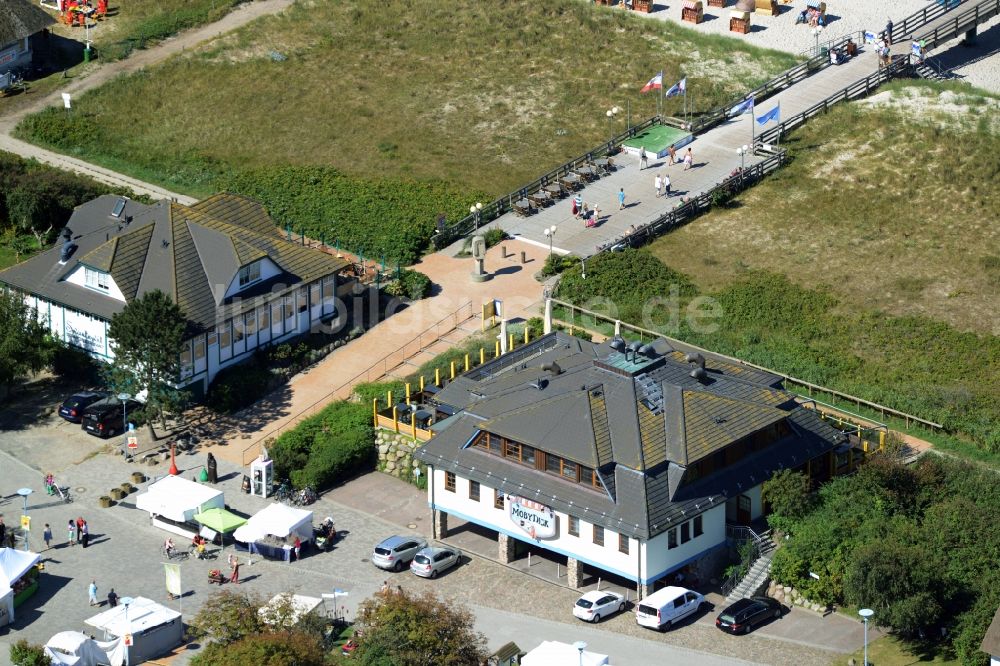 Luftaufnahme Wustrow - Tische und Sitzbänke der Freiluft- Gaststätten am Strand der Ostsee in Wustrow im Bundesland Mecklenburg-Vorpommern