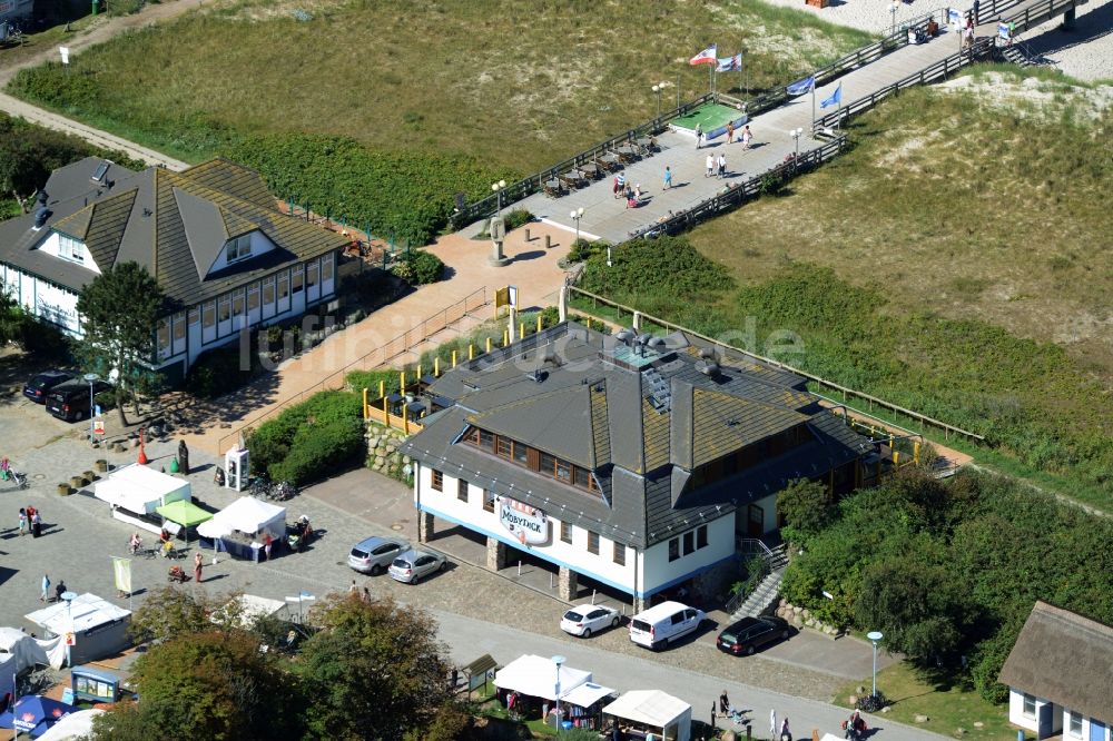 Wustrow von oben - Tische und Sitzbänke der Freiluft- Gaststätten am Strand der Ostsee in Wustrow im Bundesland Mecklenburg-Vorpommern