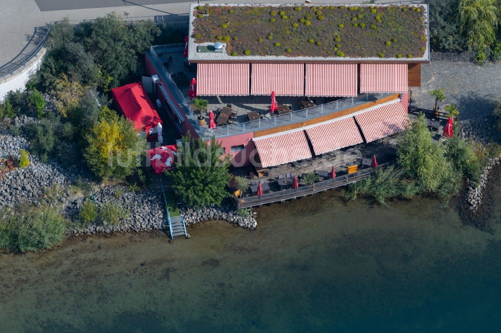 Luftaufnahme Markkleeberg - Tische und Sitzbänke der Freiluft- Gaststätten Strandhaus am Markkleeberger See in Markkleeberg im Bundesland Sachsen, Deutschland