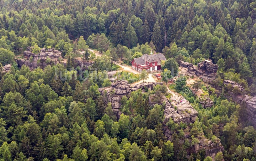 Oybin von oben - Tische und Sitzbänke der Freiluft- Gaststätten Töpferbaude in Oybin im Bundesland Sachsen, Deutschland