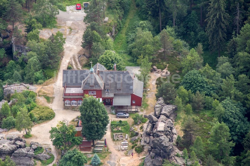 Oybin von oben - Tische und Sitzbänke der Freiluft- Gaststätten Töpferbaude in Oybin im Bundesland Sachsen, Deutschland