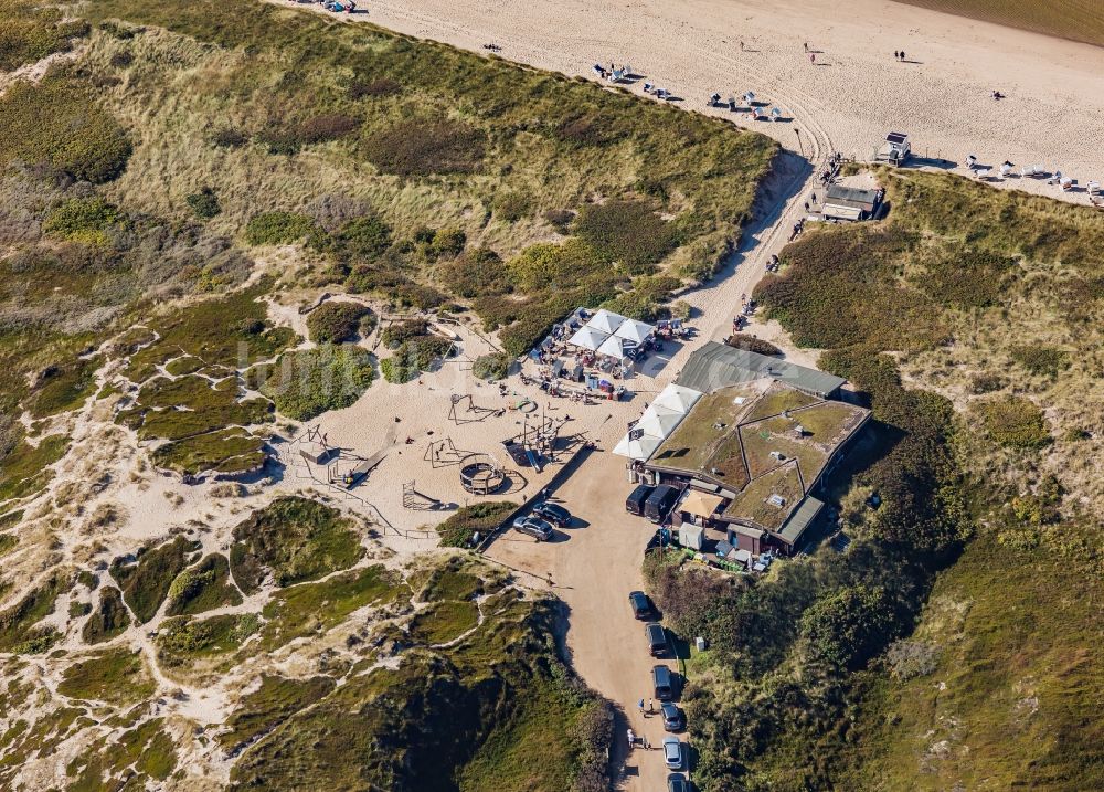 Luftbild Sylt - Tische und Sitzbänke der Freiluft- Gaststätten am Weststrand im Ortsteil Rantum (Sylt) in Sylt im Bundesland Schleswig-Holstein, Deutschland