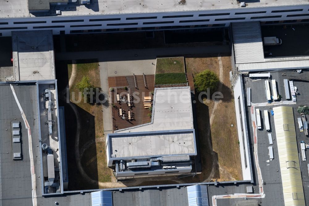 Luftbild Berlin - Tische und Sitzbänke der Freiluft- Gaststätten Am Wriezener Bahnhof im Ortsteil Friedrichshain in Berlin, Deutschland