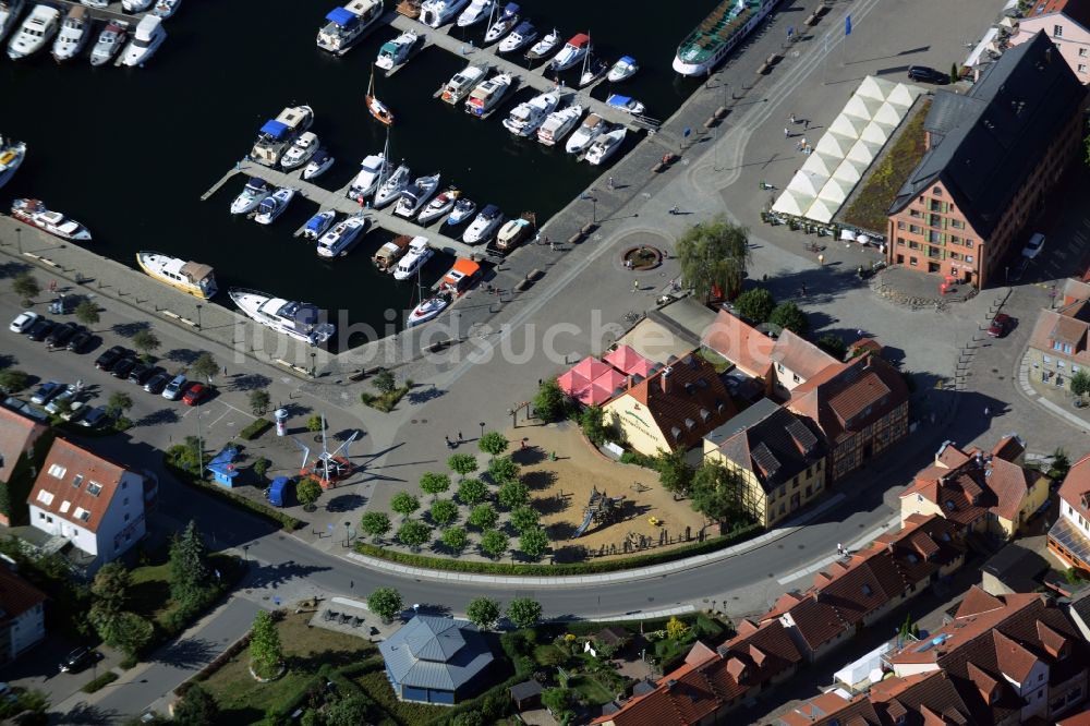 Waren (Müritz) von oben - Tische und Sitzbänke der Freiluft- Gaststätten am Yachthafen in Waren (Müritz) im Bundesland Mecklenburg-Vorpommern