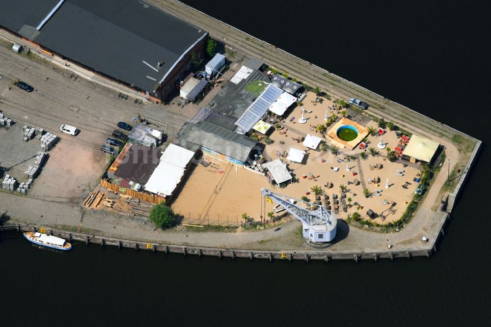 Luftbild Lübeck - Tische und Sitzbänke der Strandbar Strandsalon an der Willy-Brandt-Allee in Lübeck im Bundesland Schleswig-Holstein, Deutschland