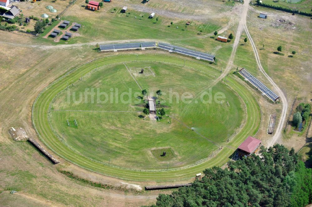 Brück von oben - Titanen Arena für Kaltblutpferderennen in Brück