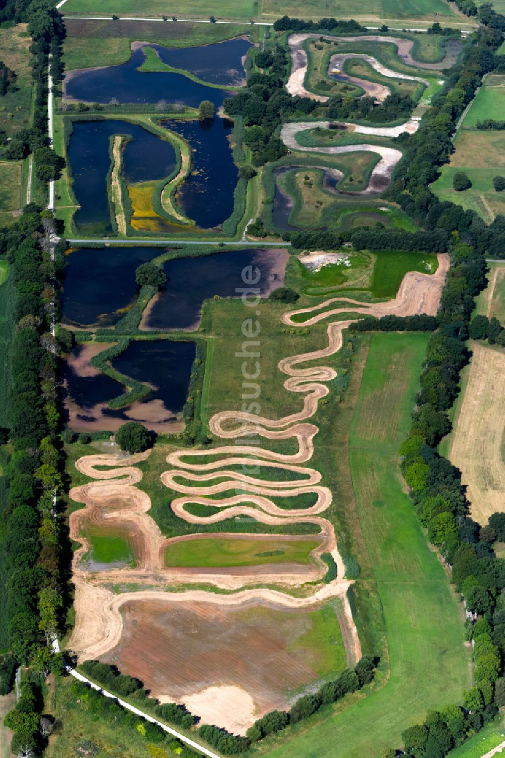 Braunschweig aus der Vogelperspektive: Tümpel und Morast- Wasseroberfläche in einer Teichlandschaft Braunschweiger Rieselfelder in Braunschweig im Bundesland Niedersachsen, Deutschland