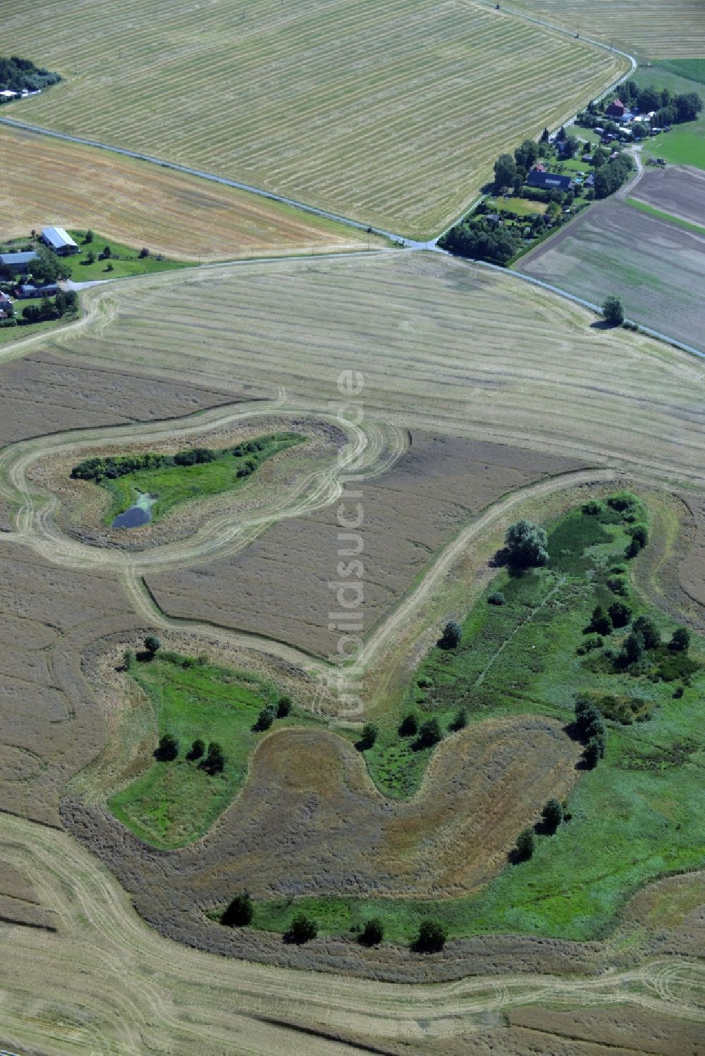 Broderstorf aus der Vogelperspektive: Tümpel Oasen auf abgeernteten landwirtschaftlichen Feldern in Broderstorf im Bundesland Mecklenburg-Vorpommern