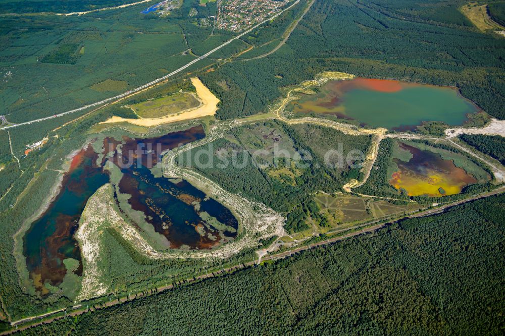 Schwarzheide von oben - Tümpel- und Teich Oase mit bunt gefärbten Einleitungen und Sedimentsablagerungen in Schwarzheide im Bundesland Brandenburg, Deutschland