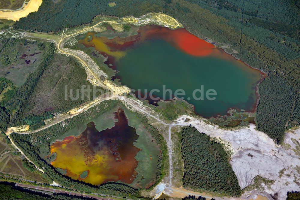 Luftbild Schwarzheide - Tümpel- und Teich Oase mit bunt gefärbten Einleitungen und Sedimentsablagerungen in Schwarzheide im Bundesland Brandenburg, Deutschland