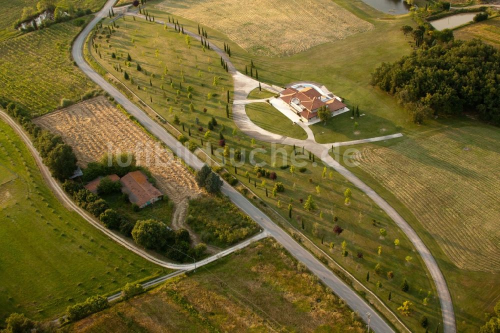 Luftaufnahme Macchia della Madonna I - Toskana-Ferienhaus mit Zypressenallee in Macchia della Madonna I in Toscana, Italien