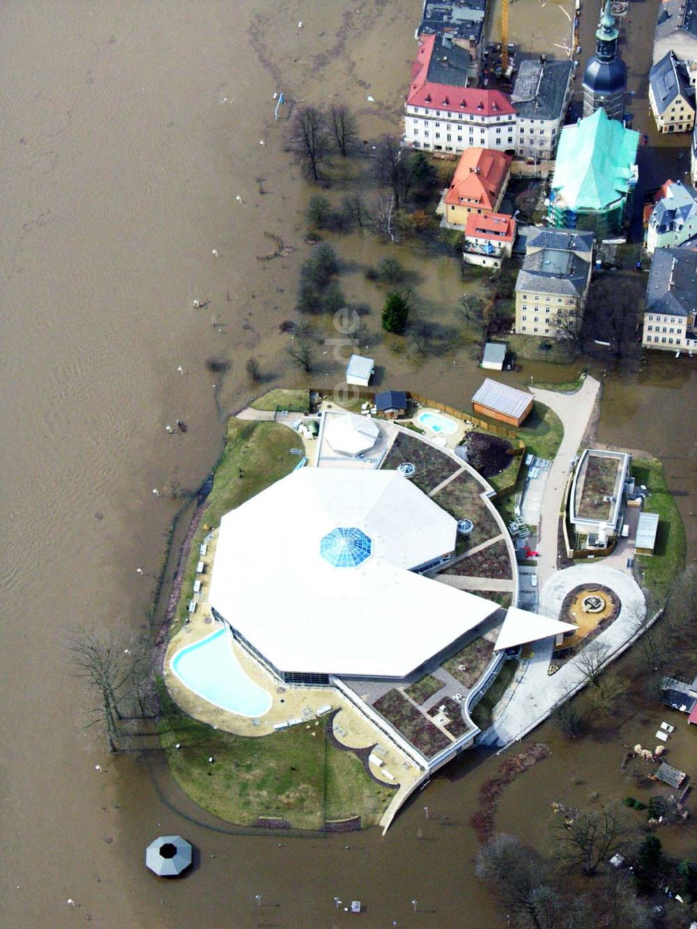 Luftaufnahme Bad Schandau - Toskana Therme Bad Schandau im Hochwasser der Elbe