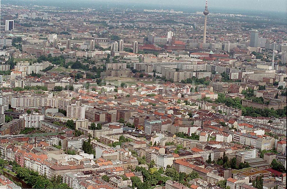 Berlin / Kreuzberg aus der Vogelperspektive: 25.06.1995 Totale Berlin / Kreuzberg