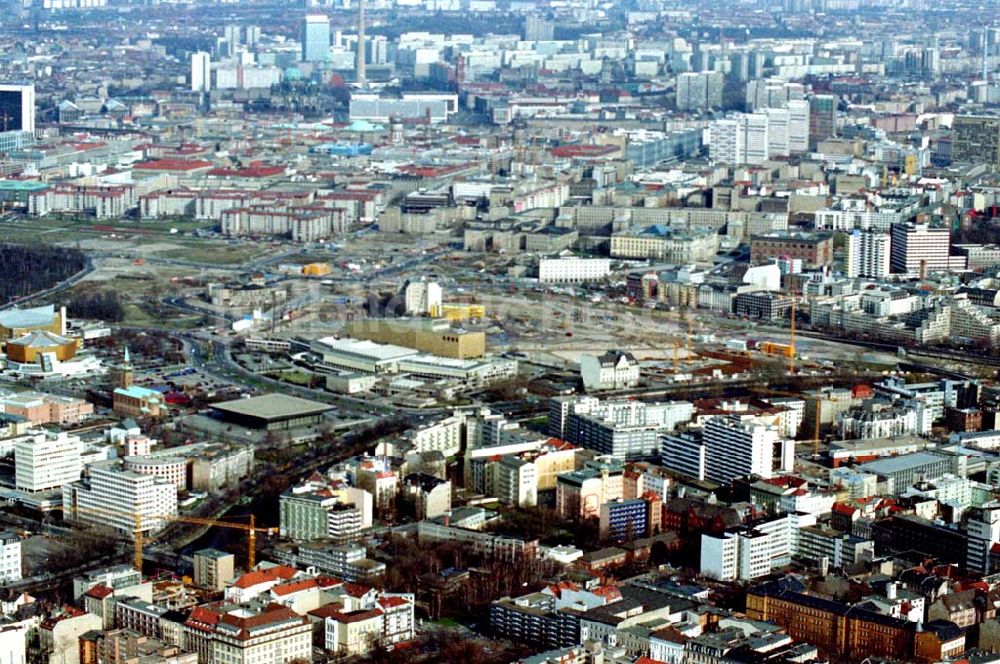 Luftaufnahme Berlin - 06.03.1995 Totale-Berlin-Potsdamer Platz und ehemaliger Grenzstreifen bis zum Berliner Tor