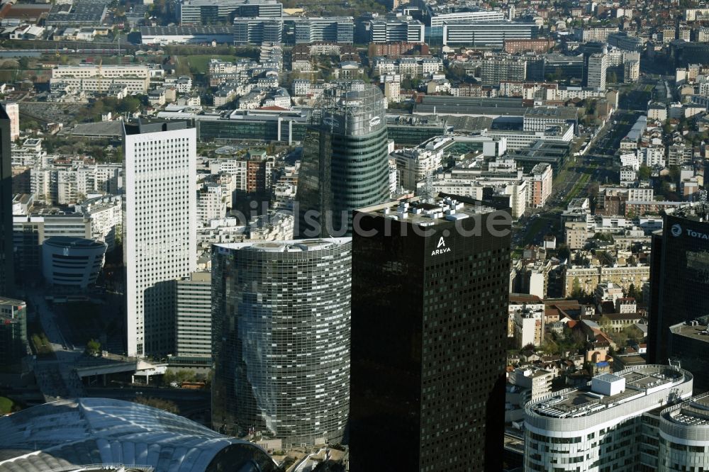 Luftaufnahme Paris - Tour Areva im Hochhaus- Ensemble des Büro- und Hochhaus- Viertels La Defense in Paris in Ile-de-France, Frankreich