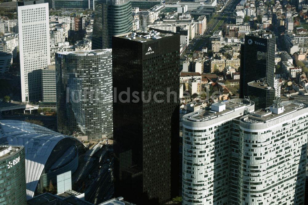 Paris von oben - Tour Areva im Hochhaus- Ensemble des Büro- und Hochhaus- Viertels La Defense in Paris in Ile-de-France, Frankreich