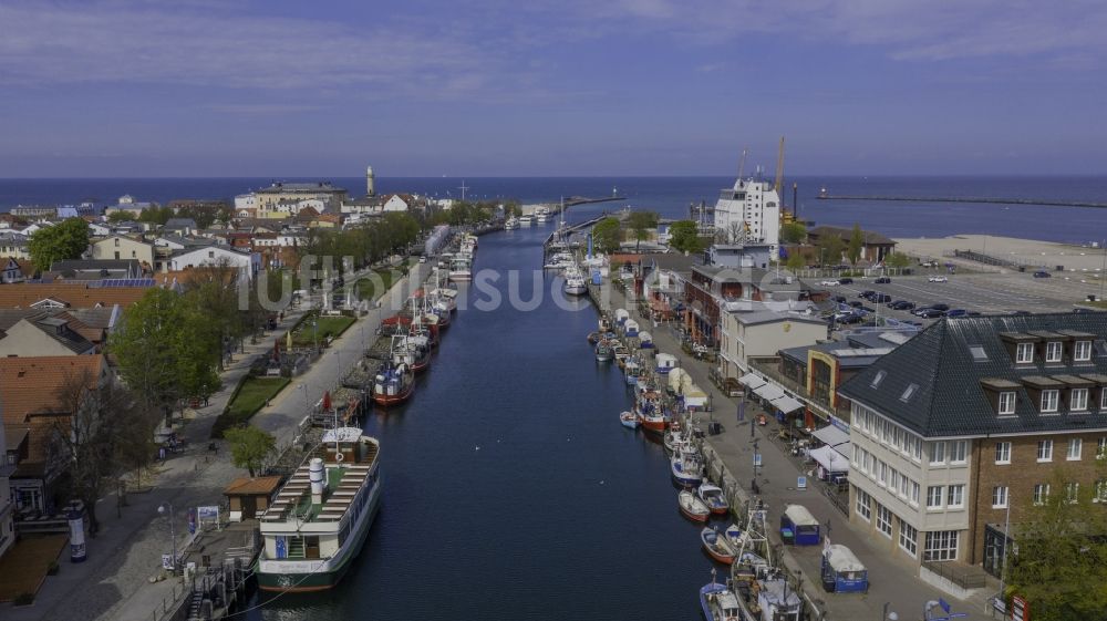 Luftbild Rostock - Tourismus- Attraktion und Sehenswürdigkeit Alter Strom im Ortsteil Warnemünde in Rostock im Bundesland Mecklenburg-Vorpommern, Deutschland