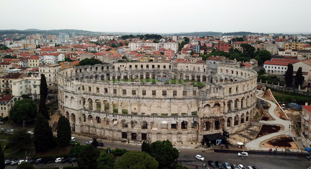 Pula aus der Vogelperspektive: Tourismus- Attraktion und Sehenswürdigkeit Amphitheater Pula - Pulska Arena in Pula in Istirien - Istarska zupanija, Kroatien