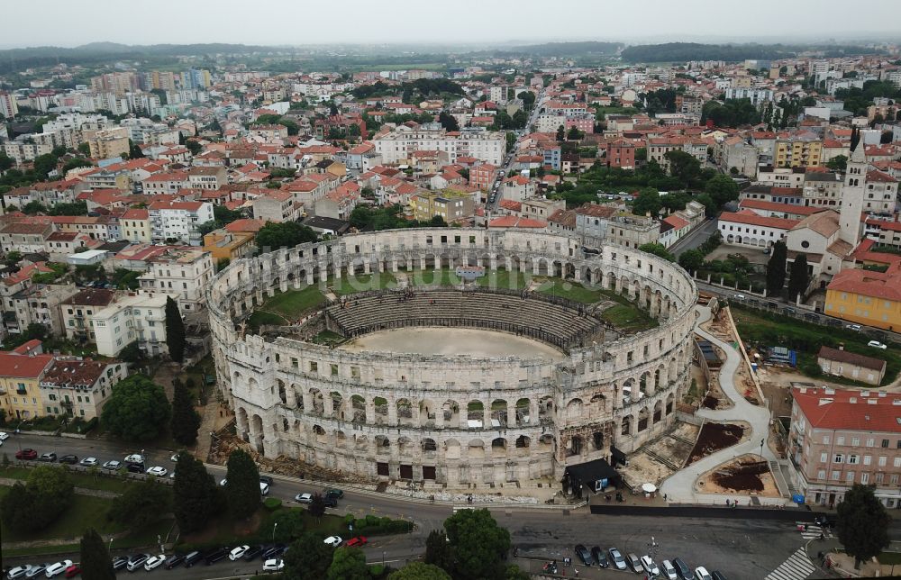 Luftbild Pula - Tourismus- Attraktion und Sehenswürdigkeit Amphitheater Pula - Pulska Arena in Pula in Istirien - Istarska zupanija, Kroatien