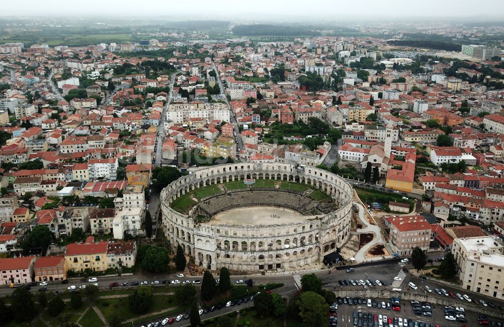 Luftaufnahme Pula - Tourismus- Attraktion und Sehenswürdigkeit Amphitheater Pula - Pulska Arena in Pula in Istirien - Istarska zupanija, Kroatien