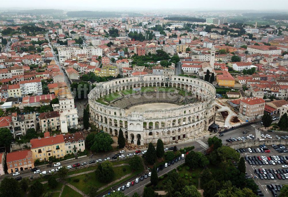 Pula von oben - Tourismus- Attraktion und Sehenswürdigkeit Amphitheater Pula - Pulska Arena in Pula in Istirien - Istarska zupanija, Kroatien