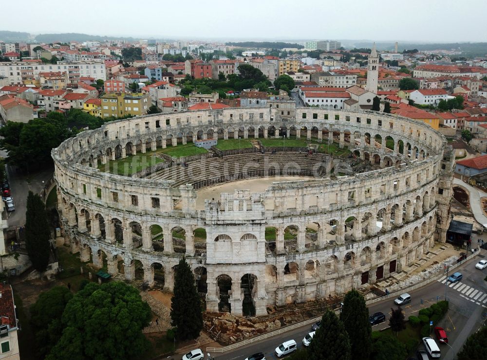 Pula aus der Vogelperspektive: Tourismus- Attraktion und Sehenswürdigkeit Amphitheater Pula - Pulska Arena in Pula in Istirien - Istarska zupanija, Kroatien