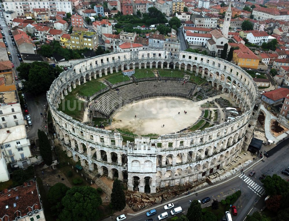 Luftbild Pula - Tourismus- Attraktion und Sehenswürdigkeit Amphitheater Pula - Pulska Arena in Pula in Istirien - Istarska zupanija, Kroatien