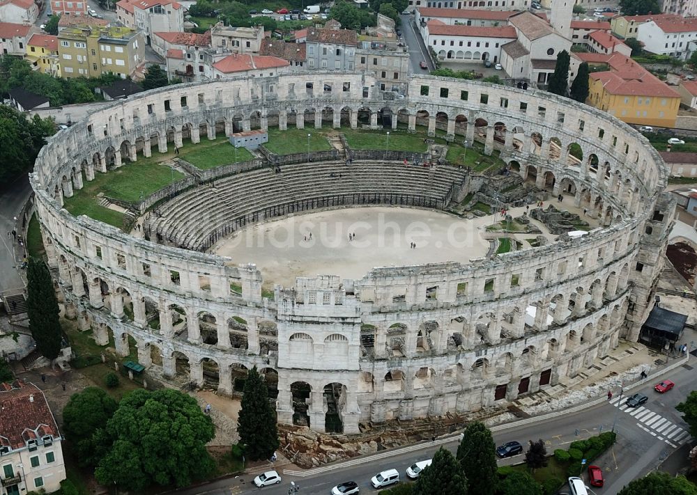 Luftaufnahme Pula - Tourismus- Attraktion und Sehenswürdigkeit Amphitheater Pula - Pulska Arena in Pula in Istirien - Istarska zupanija, Kroatien