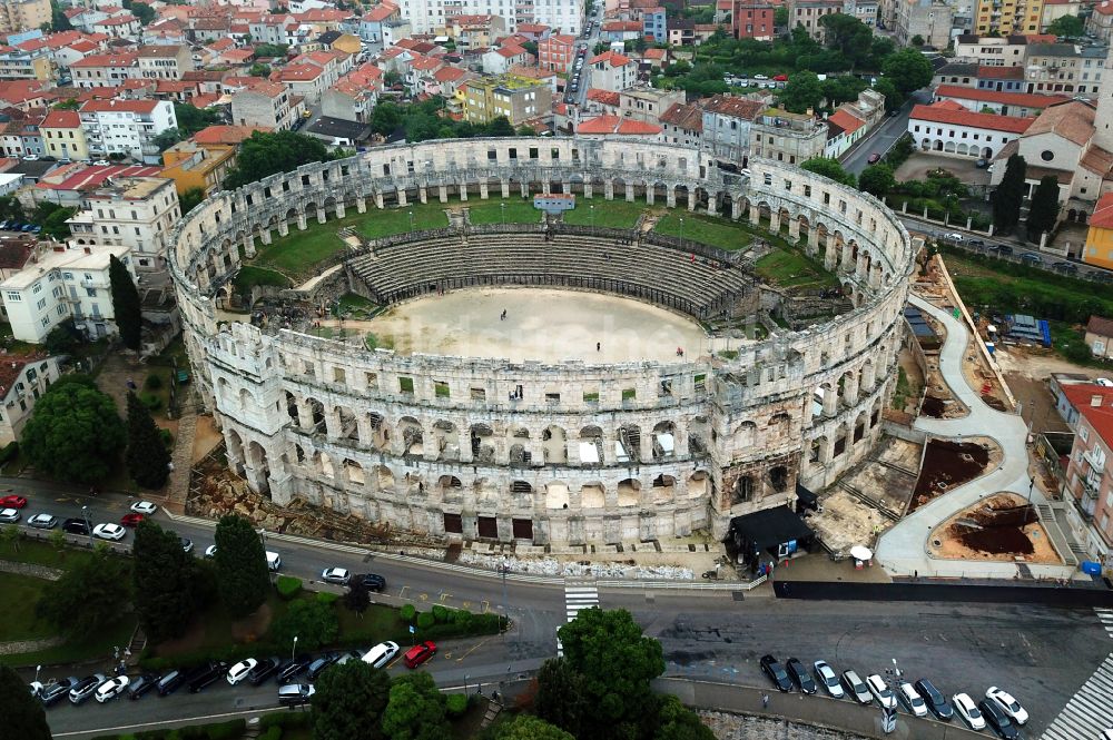 Pula von oben - Tourismus- Attraktion und Sehenswürdigkeit Amphitheater Pula - Pulska Arena in Pula in Istirien - Istarska zupanija, Kroatien