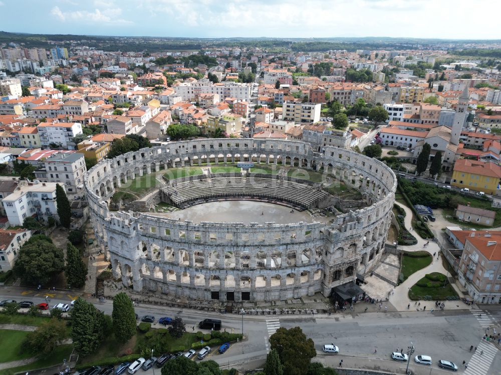 Luftaufnahme Pula - Tourismus- Attraktion und Sehenswürdigkeit Amphitheater Pula - Pulska Arena in Pula in Istirien - Istarska zupanija, Kroatien